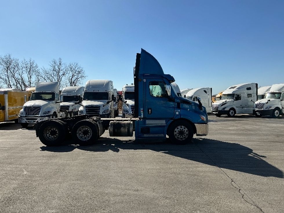 Day Cab Tractor-Heavy Duty Tractors-Freightliner-2020-T11664ST-East Chicago-IN-338,575\n\t\tmiles-$ 49,000 - Image 8