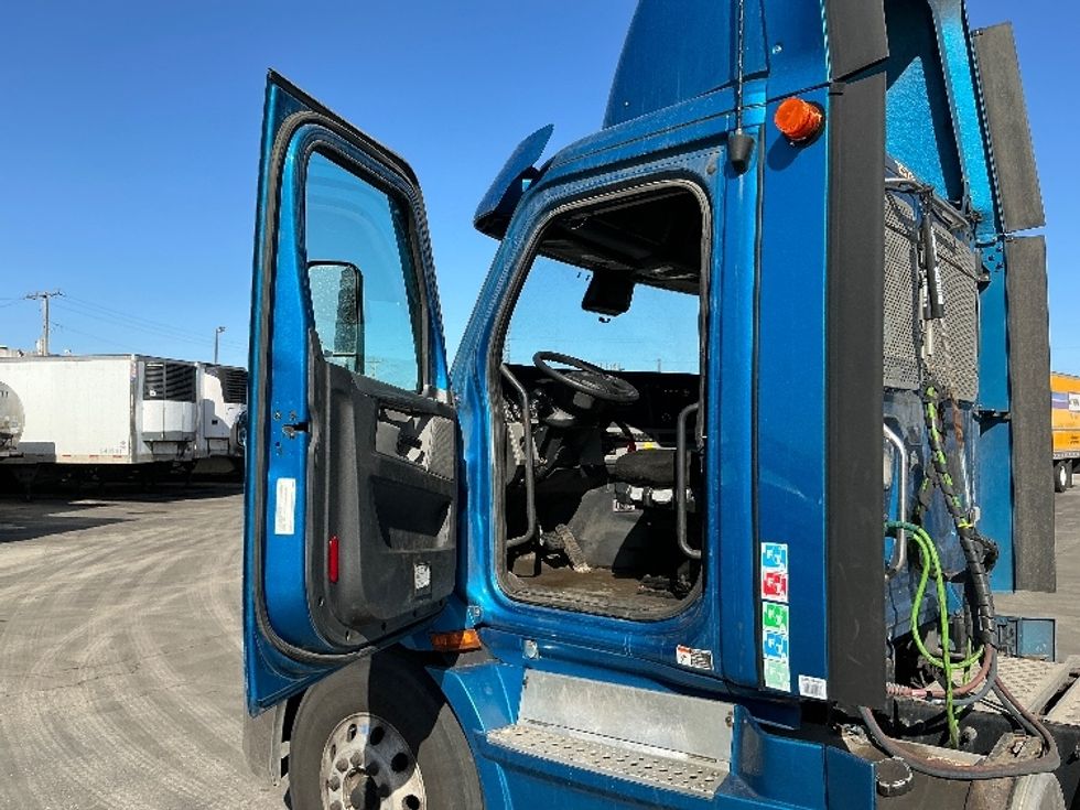 Day Cab Tractor-Heavy Duty Tractors-Freightliner-2020-T11664ST-East Chicago-IN-338,575\n\t\tmiles-$ 49,000 - Image 9