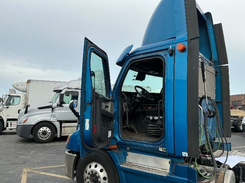 Day Cab Tractor-Heavy Duty Tractors-Freightliner-2020-T11664ST-East Chicago-IN-373,378\n\t\tmiles-$ 47,000 - Image 9