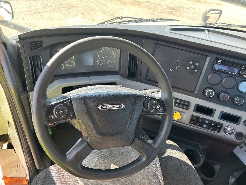 Day Cab Tractor-Heavy Duty Tractors-Freightliner-2020-T11664ST-East Chicago-IN-415,964\n\t\tmiles-$ 47,750 - Image 11