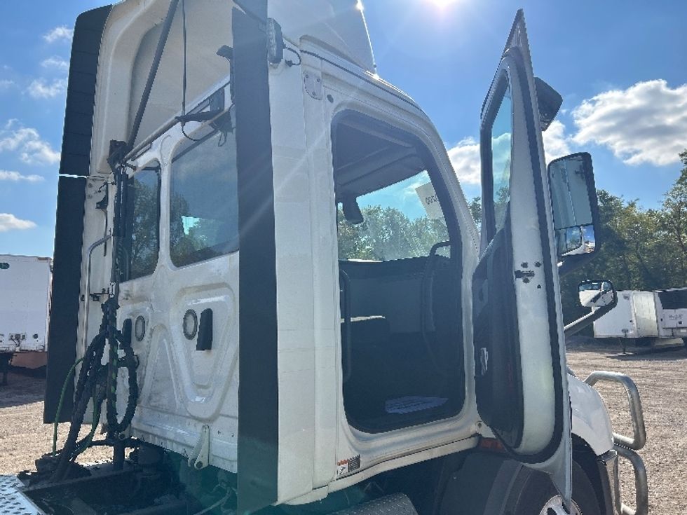 Day Cab Tractor-Heavy Duty Tractors-Freightliner-2020-T11664ST-East Chicago-IN-415,964\n\t\tmiles-$ 47,750 - Image 12