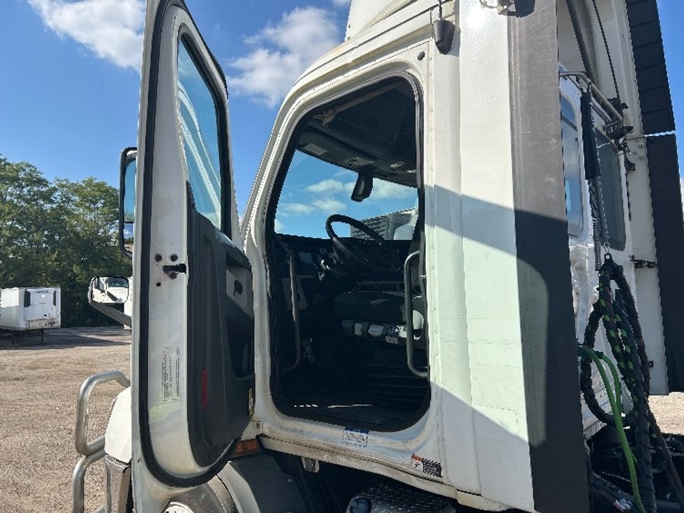 Day Cab Tractor-Heavy Duty Tractors-Freightliner-2020-T11664ST-East Chicago-IN-415,964\n\t\tmiles-$ 47,750 - Image 9