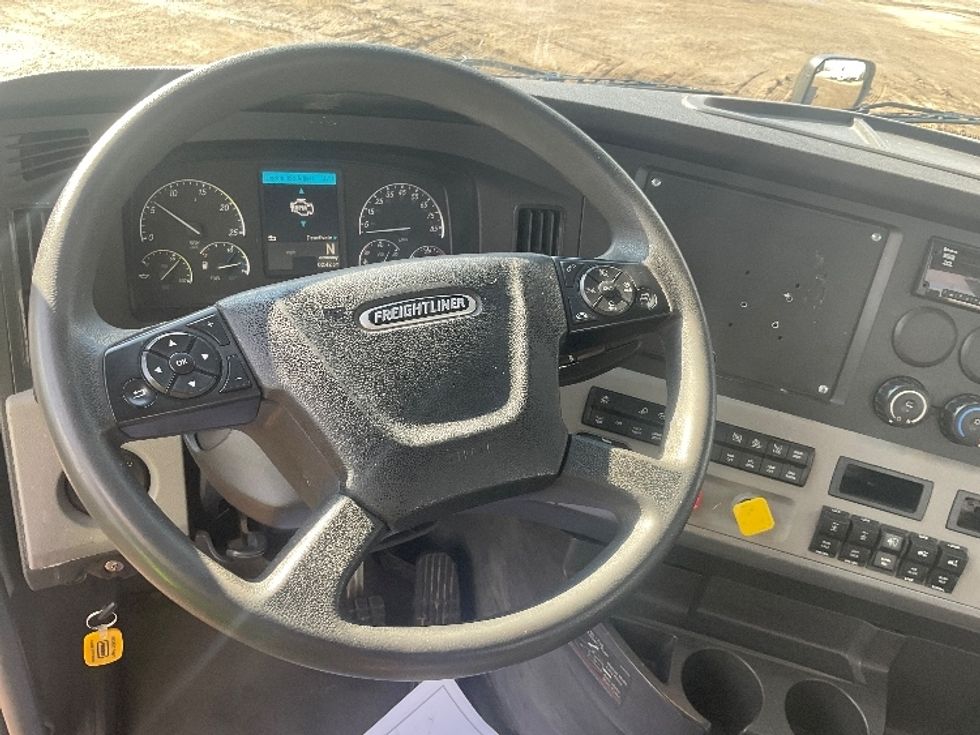 Day Cab Tractor-Heavy Duty Tractors-Freightliner-2020-T11664ST-East Chicago-IN-487,815\n\t\tmiles-$ 48,750 - Image 11