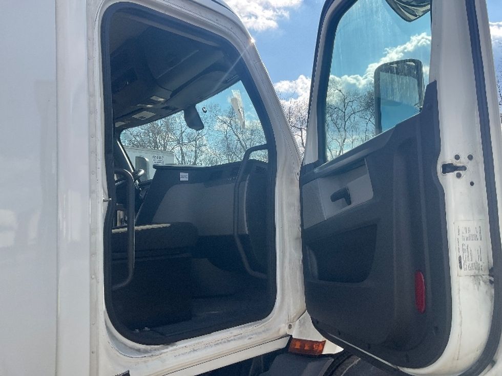 Day Cab Tractor-Heavy Duty Tractors-Freightliner-2020-T11664ST-East Chicago-IN-487,815\n\t\tmiles-$ 48,750 - Image 12