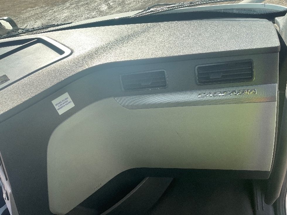 Day Cab Tractor-Heavy Duty Tractors-Freightliner-2020-T11664ST-East Chicago-IN-487,815\n\t\tmiles-$ 48,750 - Image 13