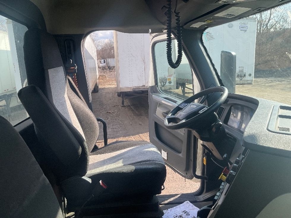 Day Cab Tractor-Heavy Duty Tractors-Freightliner-2020-T11664ST-East Chicago-IN-487,815\n\t\tmiles-$ 48,750 - Image 14