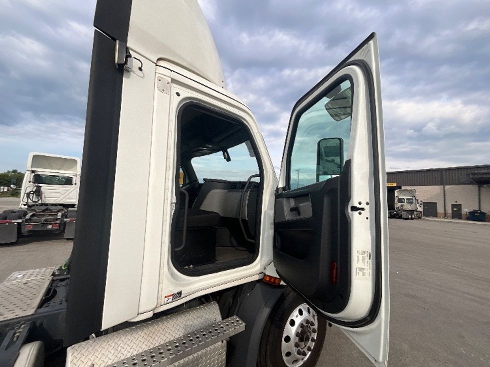 Day Cab Tractor-Heavy Duty Tractors-Freightliner-2020-T11664ST-East Chicago-IN-503,707\n\t\tmiles-$ 43,250 - Image 12
