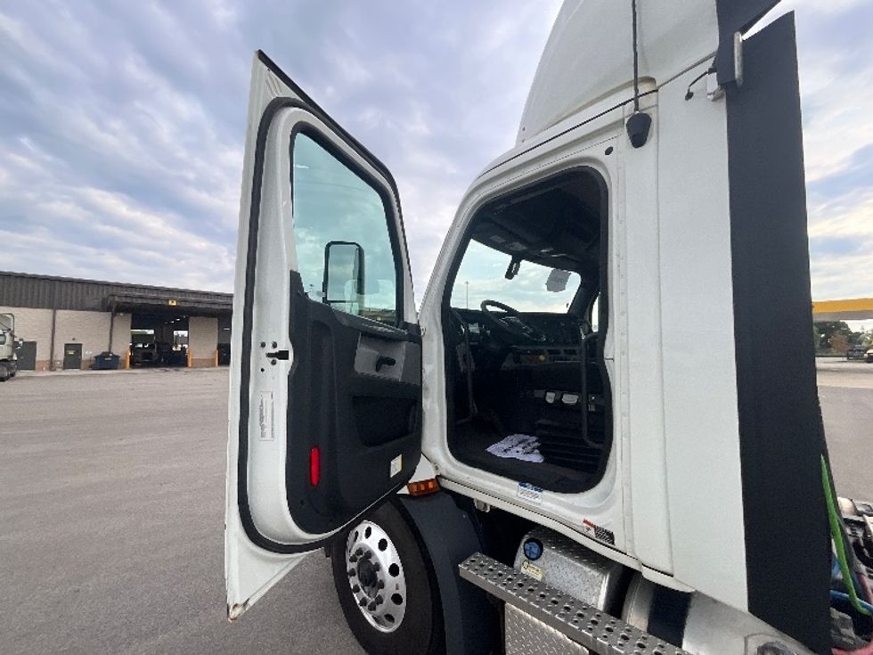 Day Cab Tractor-Heavy Duty Tractors-Freightliner-2020-T11664ST-East Chicago-IN-503,707\n\t\tmiles-$ 43,250 - Image 9