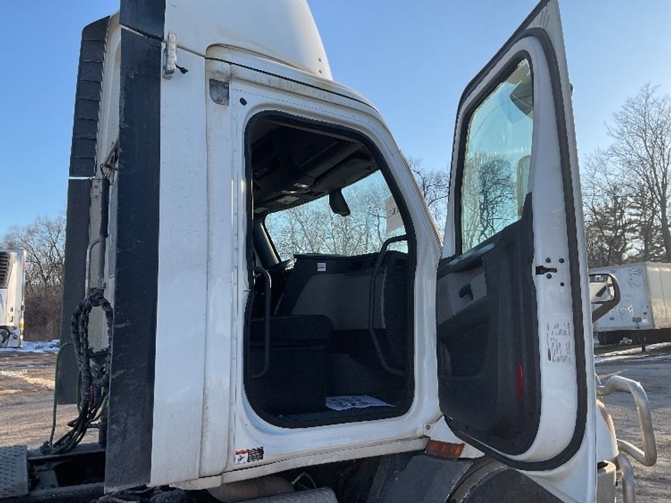 Day Cab Tractor-Heavy Duty Tractors-Freightliner-2020-T11664ST-East Chicago-IN-550,678\n\t\tmiles-$ 42,500 - Image 12