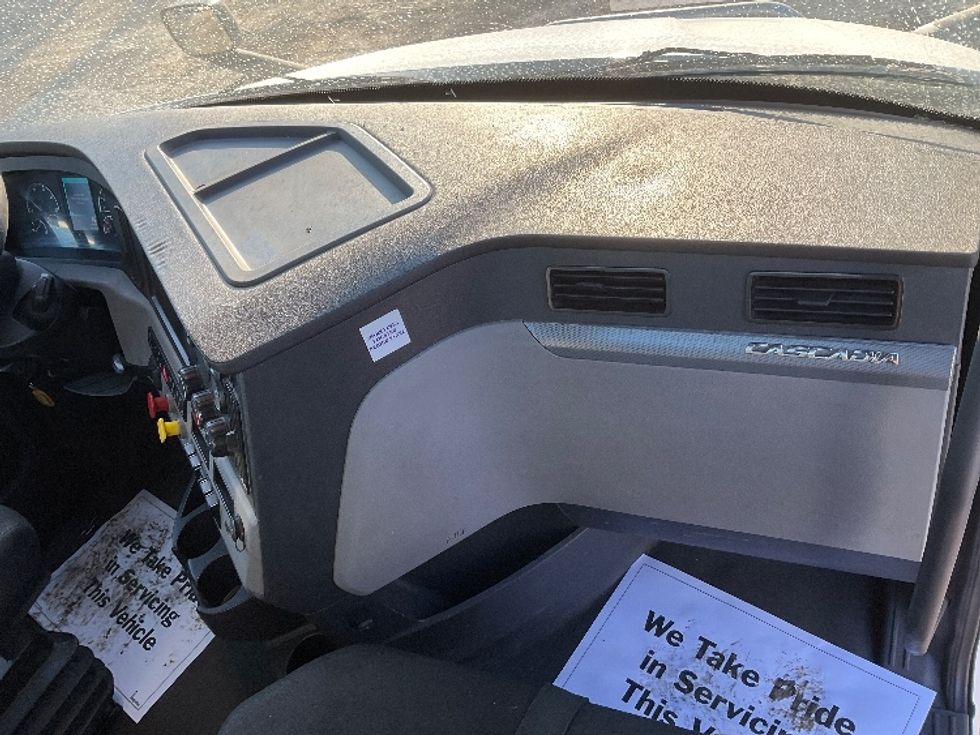 Day Cab Tractor-Heavy Duty Tractors-Freightliner-2020-T11664ST-East Chicago-IN-550,678\n\t\tmiles-$ 42,500 - Image 13