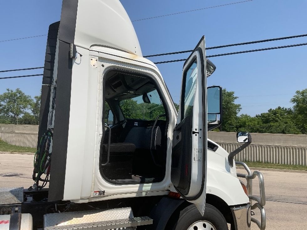Day Cab Tractor-Heavy Duty Tractors-Freightliner-2020-T11664ST-East Chicago-IN-577,045\n\t\tmiles-$ 36,750 - Image 12