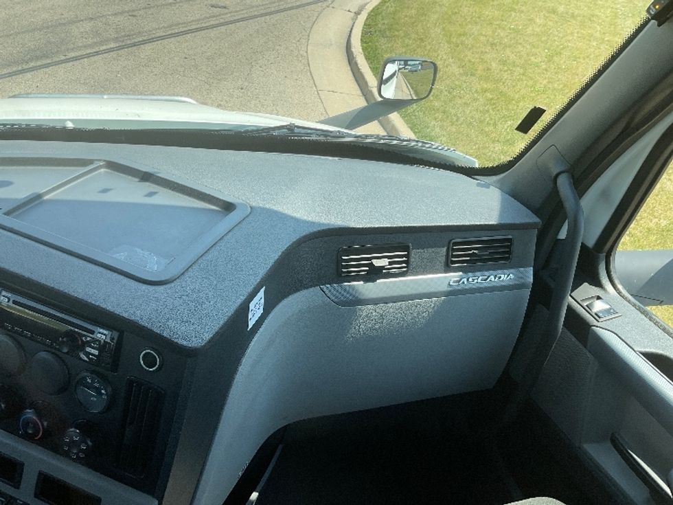 Day Cab Tractor-Heavy Duty Tractors-Freightliner-2020-T11664ST-East Chicago-IN-577,045\n\t\tmiles-$ 36,750 - Image 13