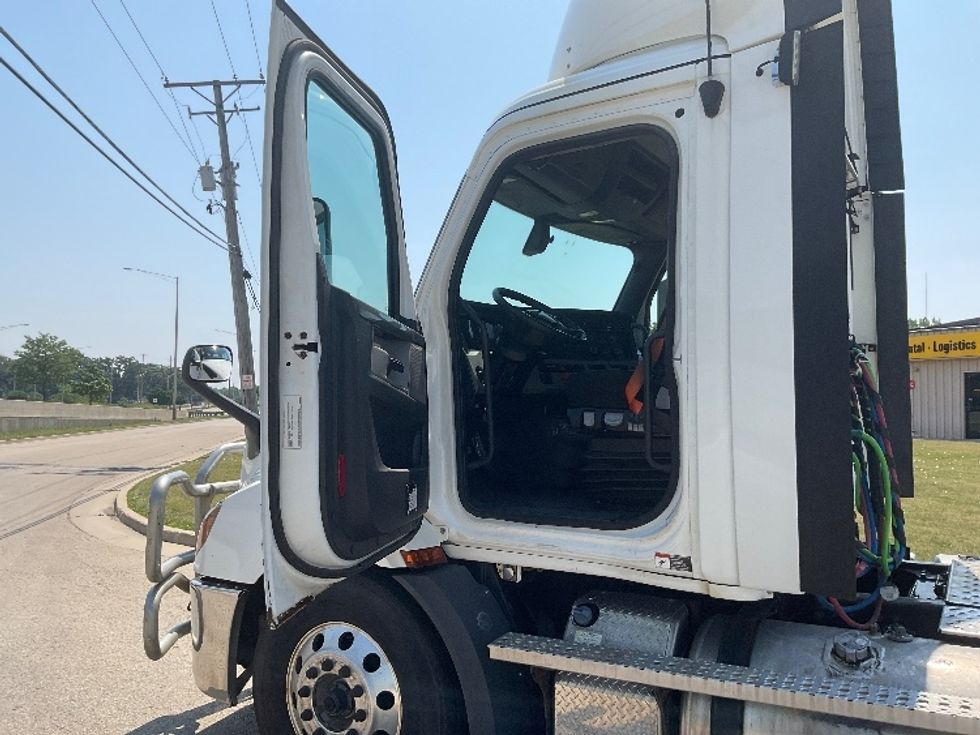 Day Cab Tractor-Heavy Duty Tractors-Freightliner-2020-T11664ST-East Chicago-IN-577,045\n\t\tmiles-$ 36,750 - Image 9
