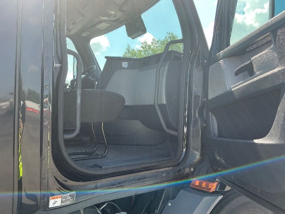 Day Cab Tractor-Heavy Duty Tractors-Freightliner-2020-T11664ST-East Chicago-IN-589,995\n\t\tmiles-$ 30,750 - Image 12