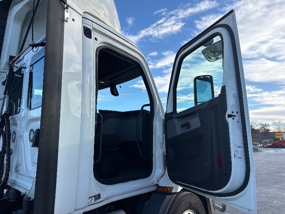 Day Cab Tractor-Heavy Duty Tractors-Freightliner-2020-T11664ST-East Chicago-IN-600,896\n\t\tmiles-$ 30,750 - Image 12