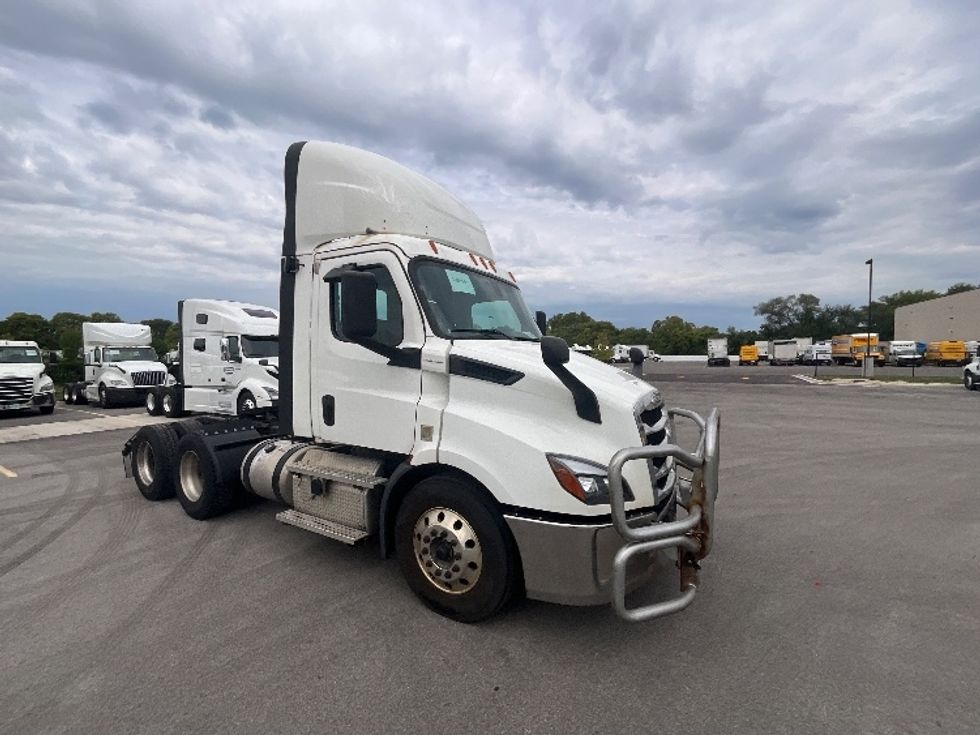 Day Cab Tractor-Heavy Duty Tractors-Freightliner-2020-T11664ST-East Chicago-IN-690,678\n\t\tmiles-$ 30,750 - Image 1