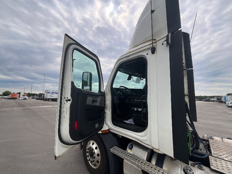 Day Cab Tractor-Heavy Duty Tractors-Freightliner-2020-T11664ST-East Chicago-IN-690,678\n\t\tmiles-$ 30,750 - Image 9