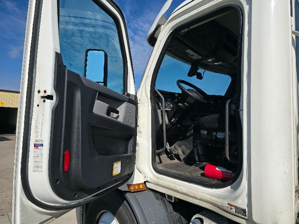 Day Cab Tractor-Heavy Duty Tractors-Freightliner-2020-T11664ST-East Liberty-OH-460,788\n\t\tmiles-$ 45,250 - Image 9