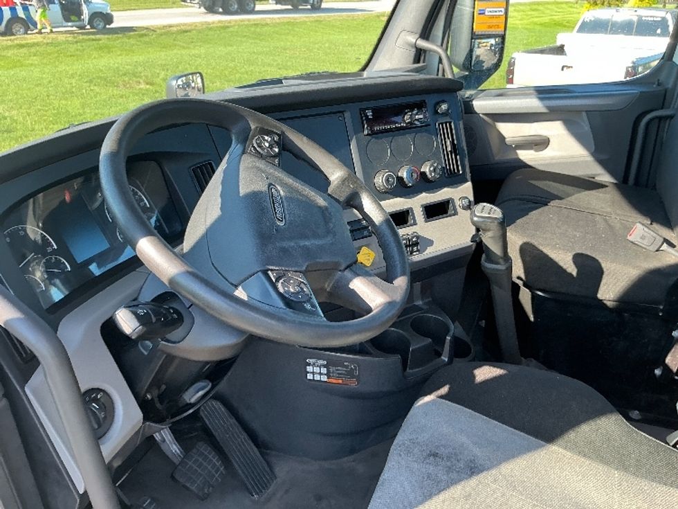 Day Cab Tractor-Heavy Duty Tractors-Freightliner-2020-T11664ST-Elkhart-IN-269,223\n\t\tmiles-$ 51,250 - Image 10