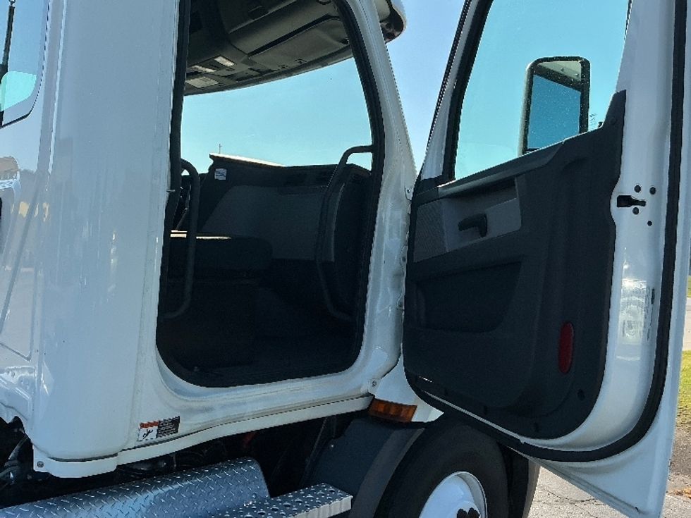 Day Cab Tractor-Heavy Duty Tractors-Freightliner-2020-T11664ST-Elkhart-IN-269,223\n\t\tmiles-$ 51,250 - Image 12