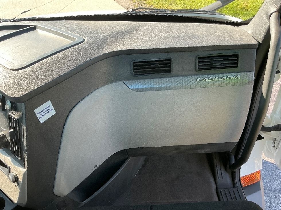 Day Cab Tractor-Heavy Duty Tractors-Freightliner-2020-T11664ST-Elkhart-IN-269,223\n\t\tmiles-$ 51,250 - Image 13