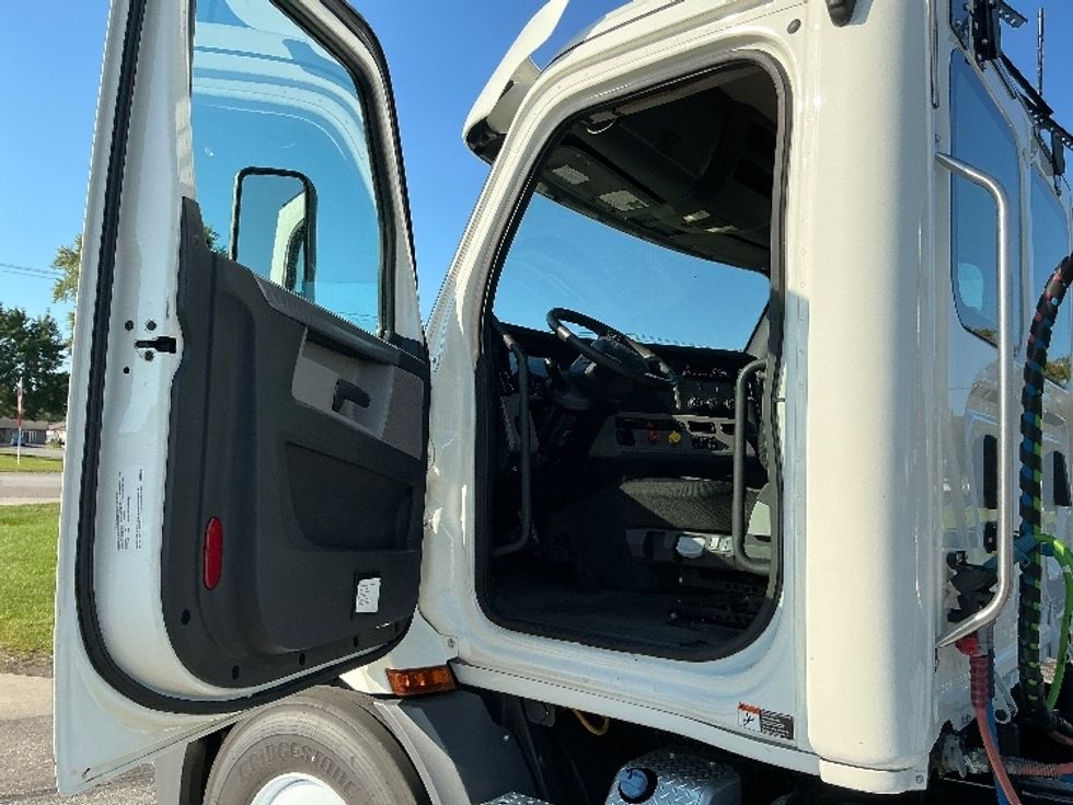 Day Cab Tractor-Heavy Duty Tractors-Freightliner-2020-T11664ST-Elkhart-IN-269,223\n\t\tmiles-$ 51,250 - Image 9