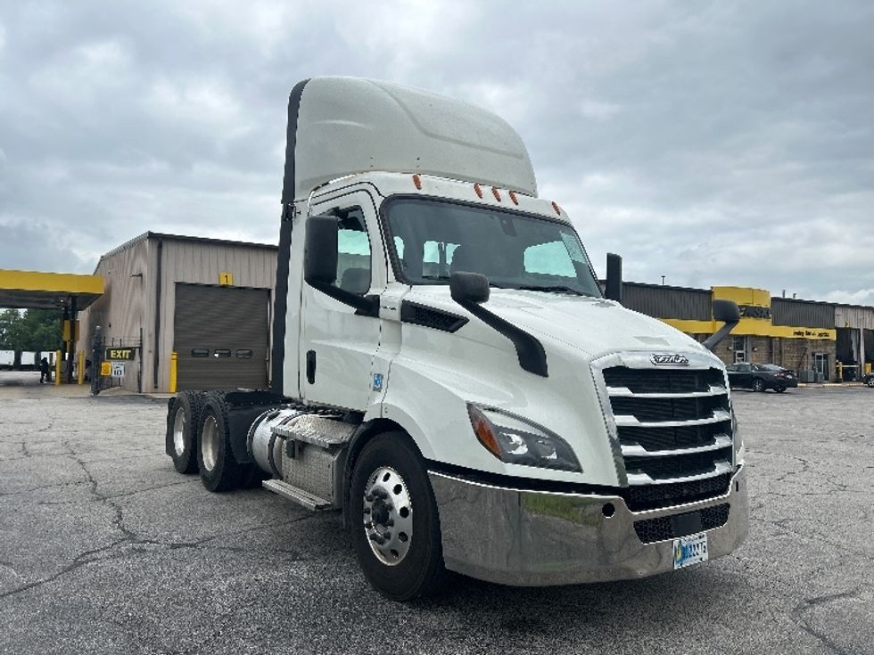 Day Cab Tractor-Heavy Duty Tractors-Freightliner-2020-T11664ST-Elkhart-IN-571,099\n\t\tmiles-$ 37,500 - Image 1