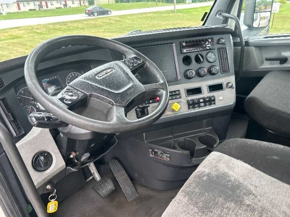 Day Cab Tractor-Heavy Duty Tractors-Freightliner-2020-T11664ST-Elkhart-IN-571,099\n\t\tmiles-$ 37,500 - Image 10