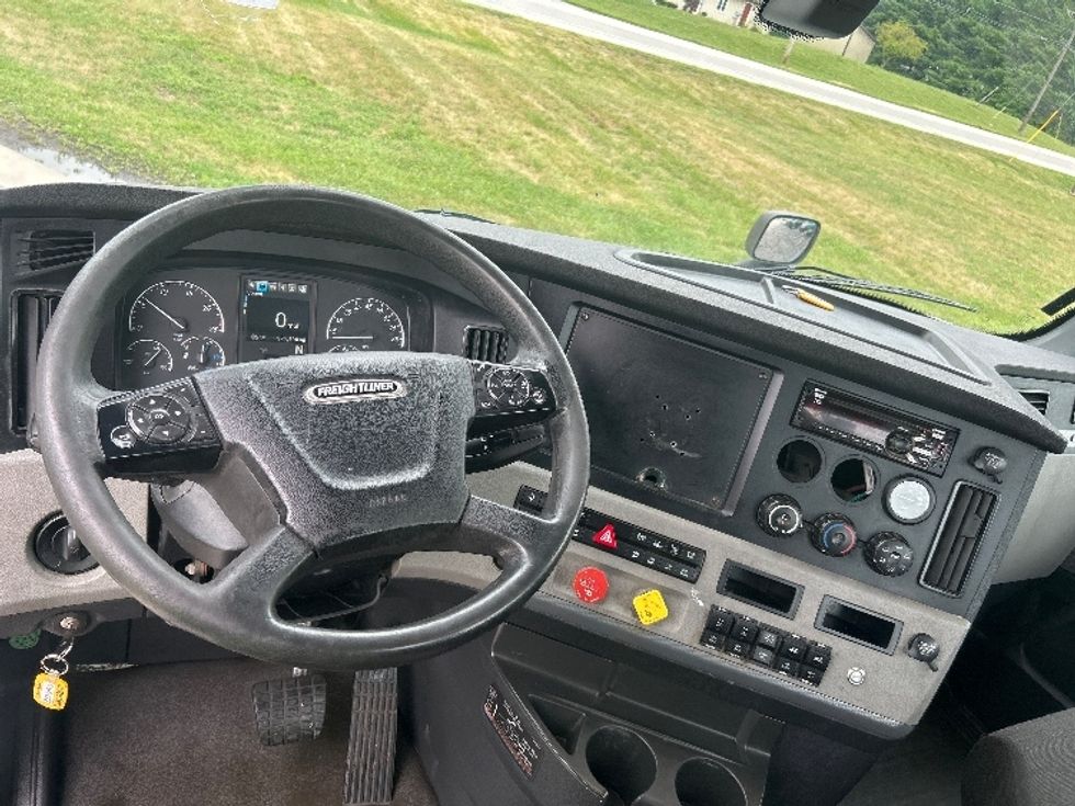 Day Cab Tractor-Heavy Duty Tractors-Freightliner-2020-T11664ST-Elkhart-IN-571,099\n\t\tmiles-$ 37,500 - Image 11