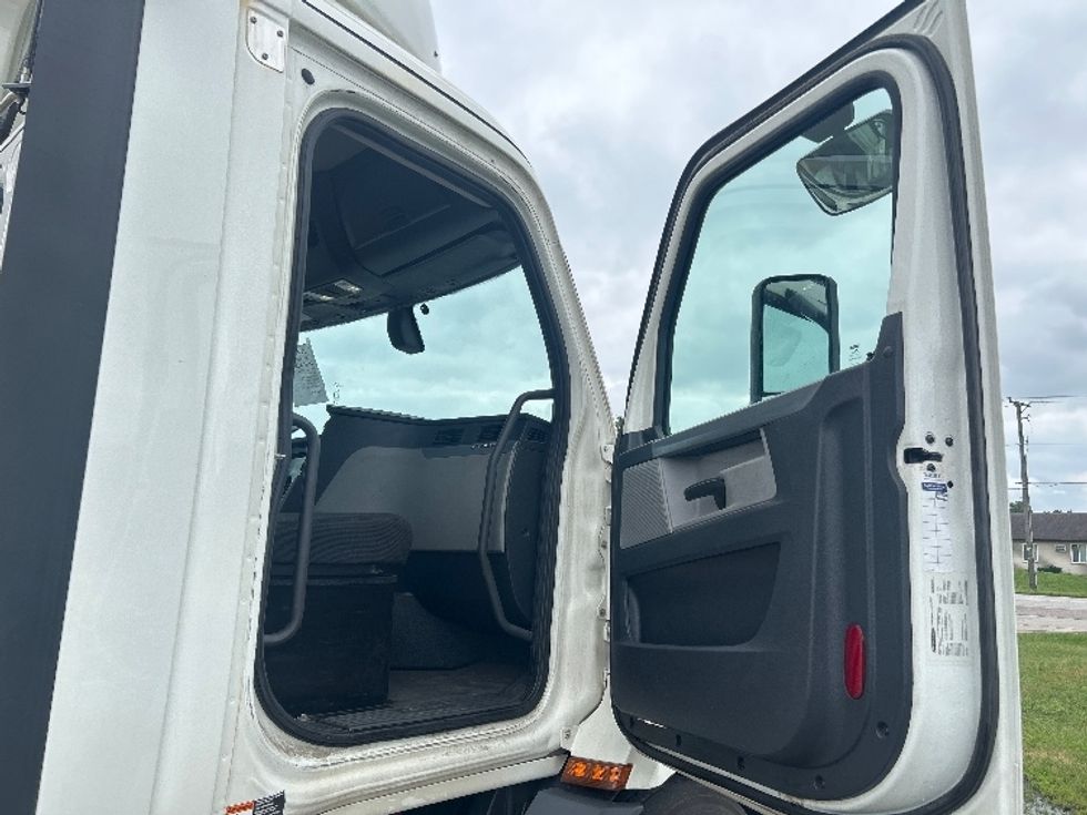 Day Cab Tractor-Heavy Duty Tractors-Freightliner-2020-T11664ST-Elkhart-IN-571,099\n\t\tmiles-$ 37,500 - Image 12