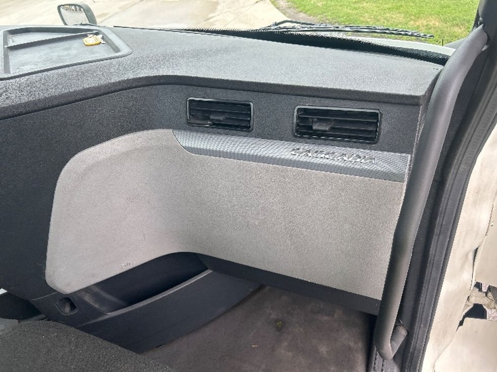 Day Cab Tractor-Heavy Duty Tractors-Freightliner-2020-T11664ST-Elkhart-IN-571,099\n\t\tmiles-$ 37,500 - Image 13