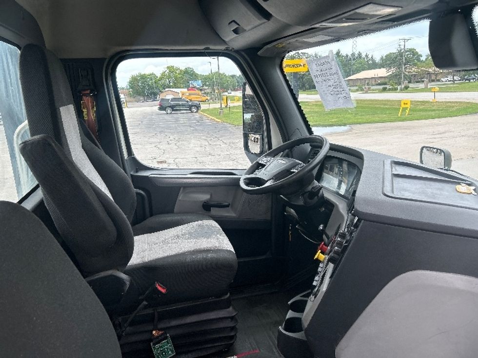 Day Cab Tractor-Heavy Duty Tractors-Freightliner-2020-T11664ST-Elkhart-IN-571,099\n\t\tmiles-$ 37,500 - Image 14