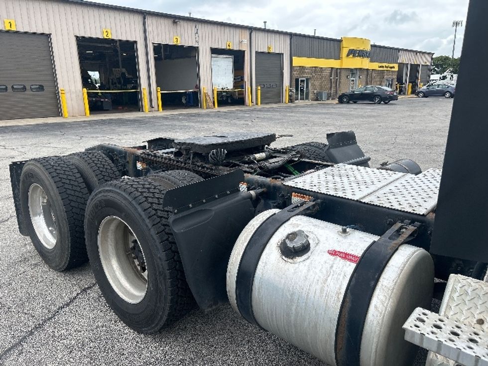 Day Cab Tractor-Heavy Duty Tractors-Freightliner-2020-T11664ST-Elkhart-IN-571,099\n\t\tmiles-$ 37,500 - Image 18