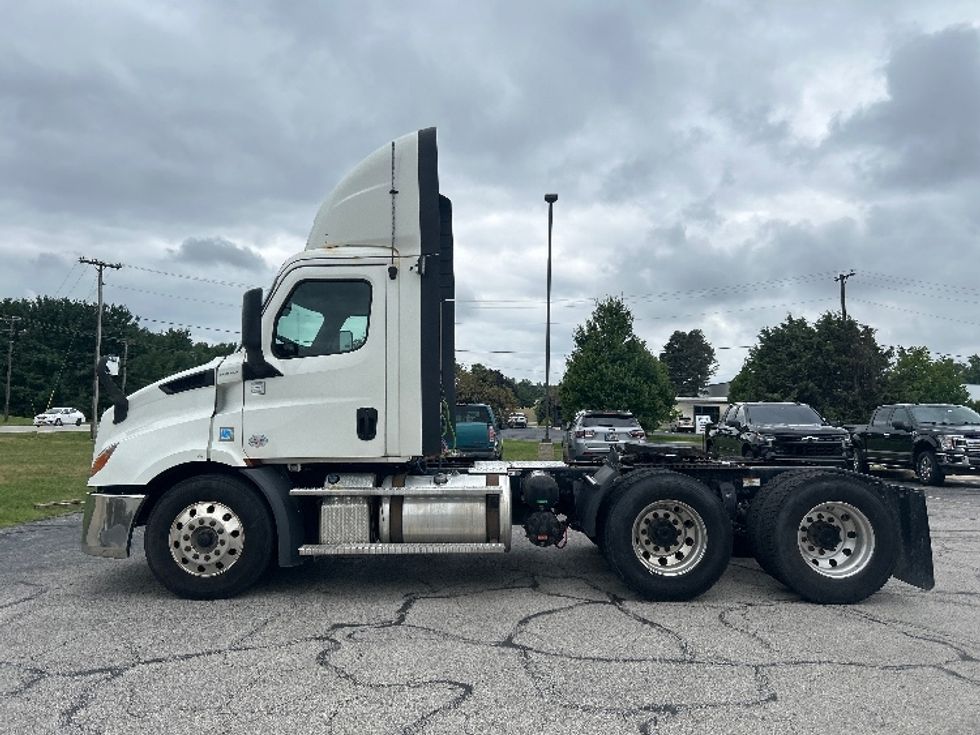 Day Cab Tractor-Heavy Duty Tractors-Freightliner-2020-T11664ST-Elkhart-IN-571,099\n\t\tmiles-$ 37,500 - Image 4
