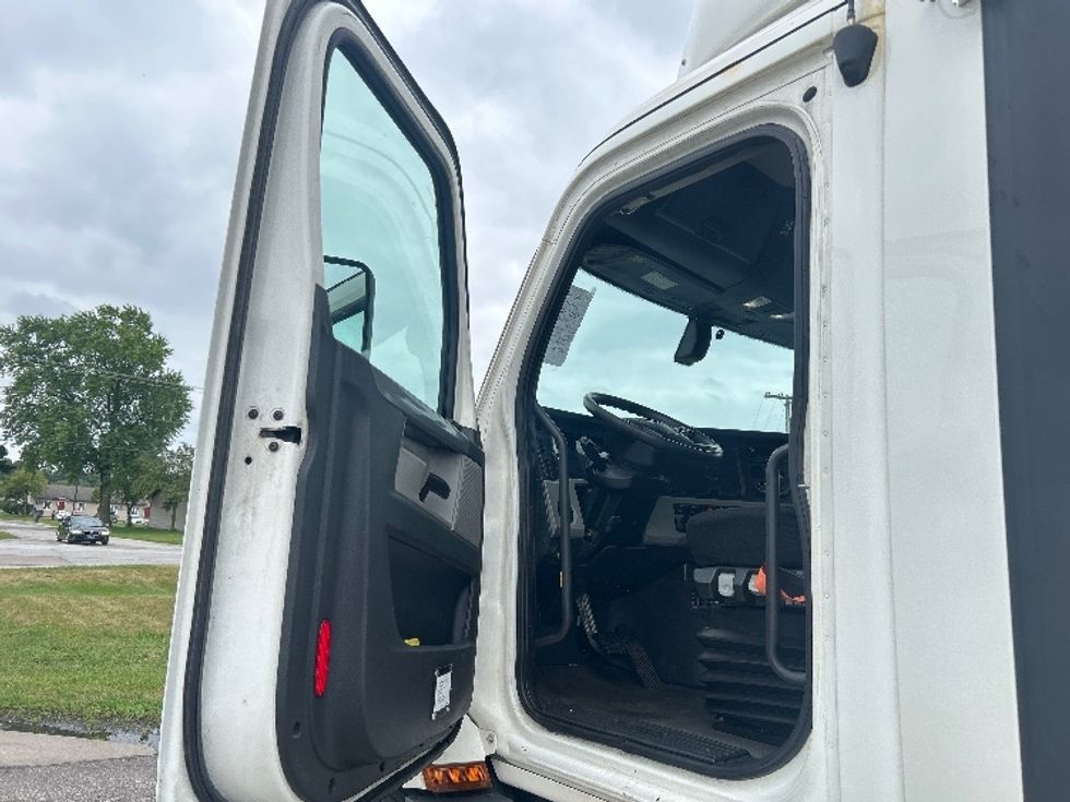 Day Cab Tractor-Heavy Duty Tractors-Freightliner-2020-T11664ST-Elkhart-IN-571,099\n\t\tmiles-$ 37,500 - Image 9