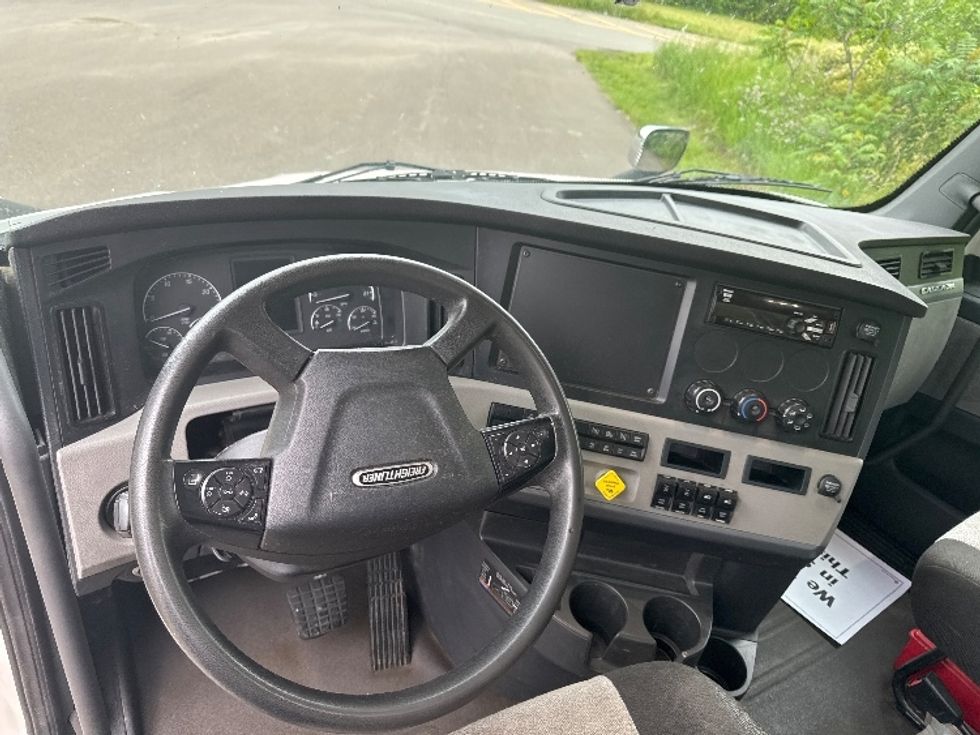Day Cab Tractor-Heavy Duty Tractors-Freightliner-2020-T11664ST-Elmira-NY-223,261\n\t\tmiles-$ 55,250 - Image 11