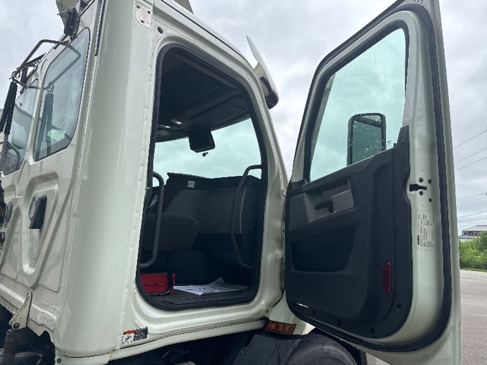 Day Cab Tractor-Heavy Duty Tractors-Freightliner-2020-T11664ST-Elmira-NY-223,261\n\t\tmiles-$ 55,250 - Image 12