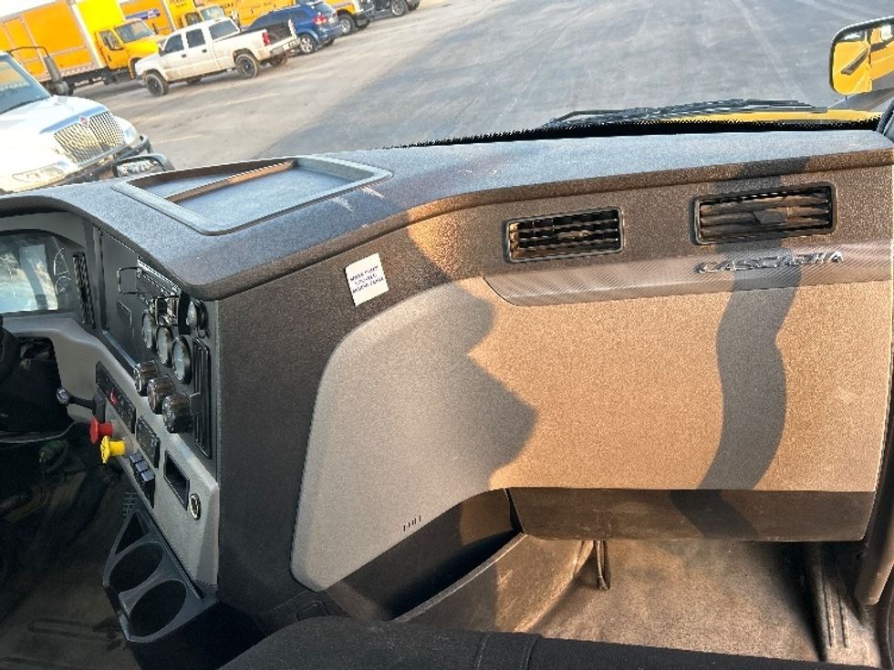 Day Cab Tractor-Heavy Duty Tractors-Freightliner-2020-T11664ST-Erlanger-KY-380,121\n\t\tmiles-$ 44,000 - Image 13