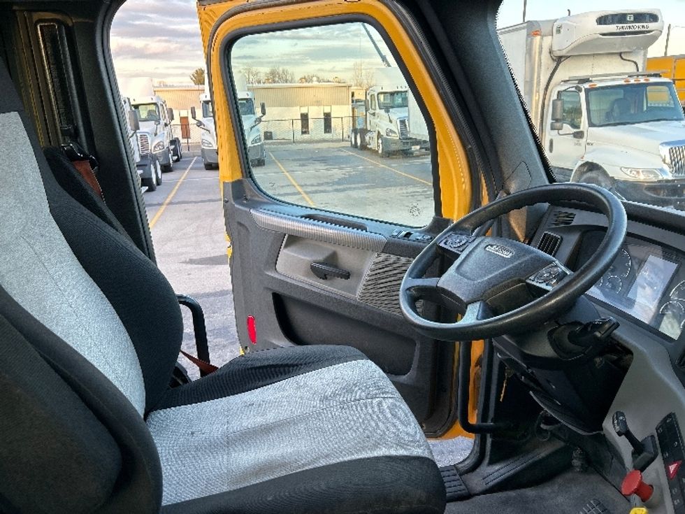 Day Cab Tractor-Heavy Duty Tractors-Freightliner-2020-T11664ST-Erlanger-KY-380,121\n\t\tmiles-$ 44,000 - Image 14