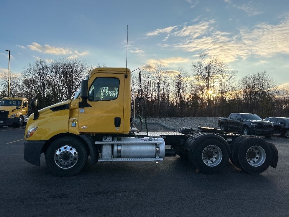 Day Cab Tractor-Heavy Duty Tractors-Freightliner-2020-T11664ST-Erlanger-KY-380,121\n\t\tmiles-$ 44,000 - Image 4