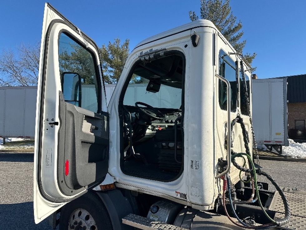 2020 Freightliner Cascadia 116" Day cab photo 9