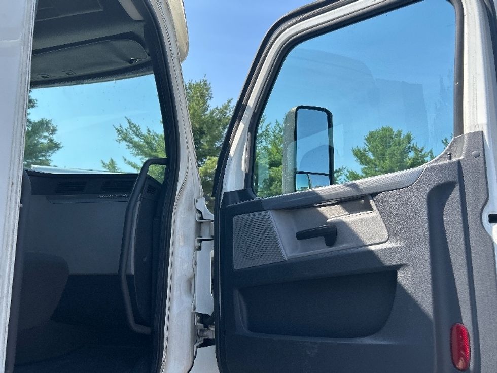 Day Cab Tractor-Heavy Duty Tractors-Freightliner-2020-T11664ST-Essex-MD-673,796\n\t\tmiles-$ 25,500 - Image 12