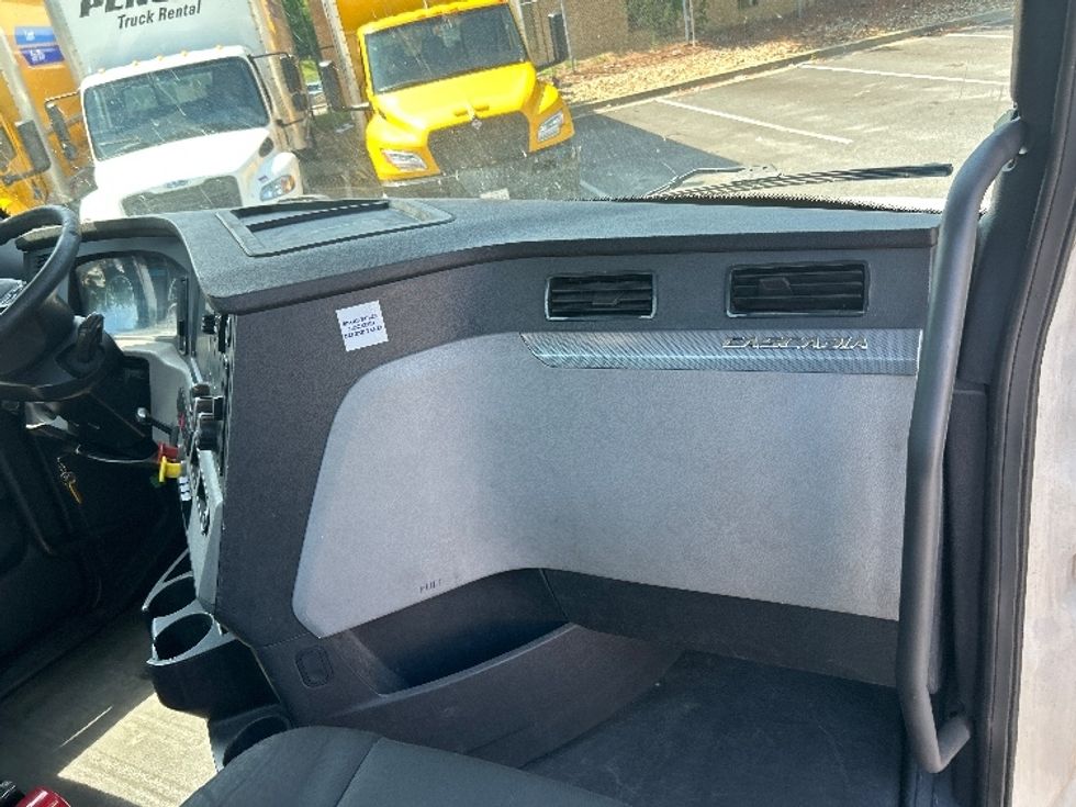 Day Cab Tractor-Heavy Duty Tractors-Freightliner-2020-T11664ST-Essex-MD-673,796\n\t\tmiles-$ 25,500 - Image 13