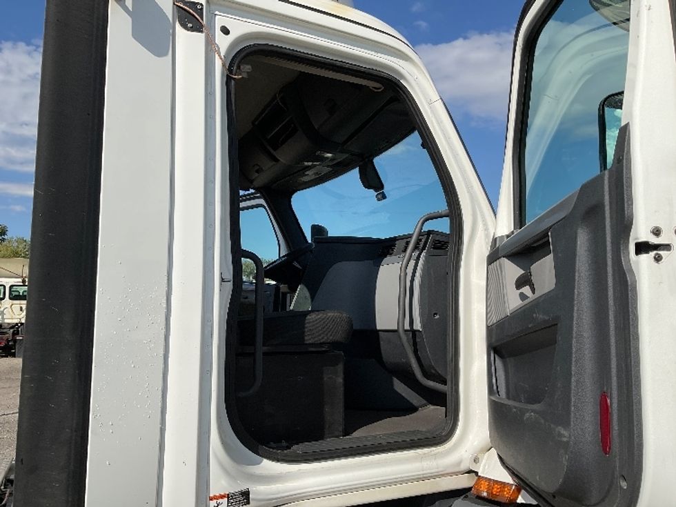 Day Cab Tractor-Heavy Duty Tractors-Freightliner-2020-T11664ST-Flint-MI-766,402\n\t\tmiles-$ 29,250 - Image 12