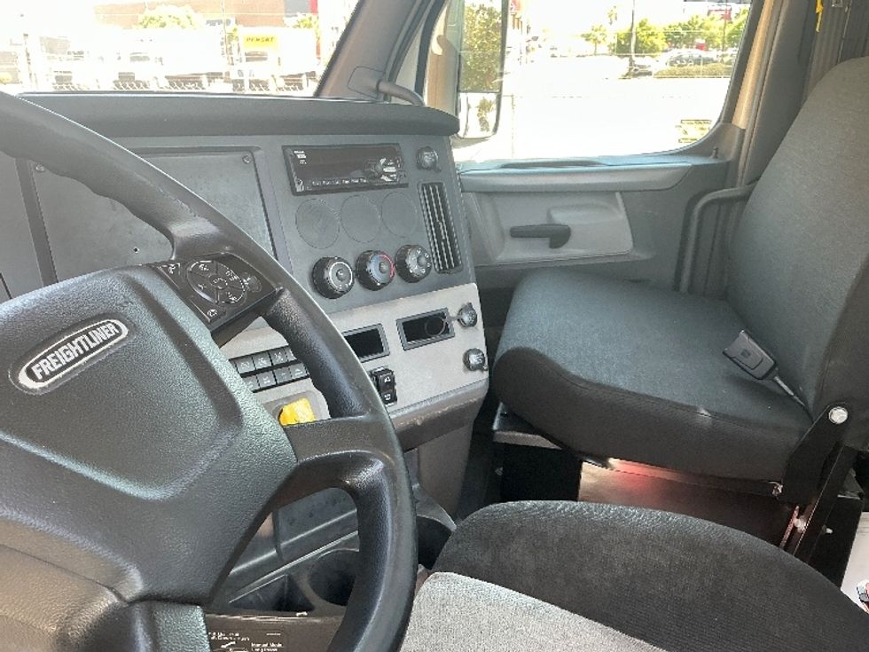 Day Cab Tractor-Heavy Duty Tractors-Freightliner-2020-T11664ST-Fontana-CA-209,922\n\t\tmiles-$ 62,250 - Image 10