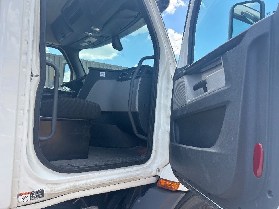 Day Cab Tractor-Heavy Duty Tractors-Freightliner-2020-T11664ST-Fort Worth-TX-554,211\n\t\tmiles-$ 38,500 - Image 12