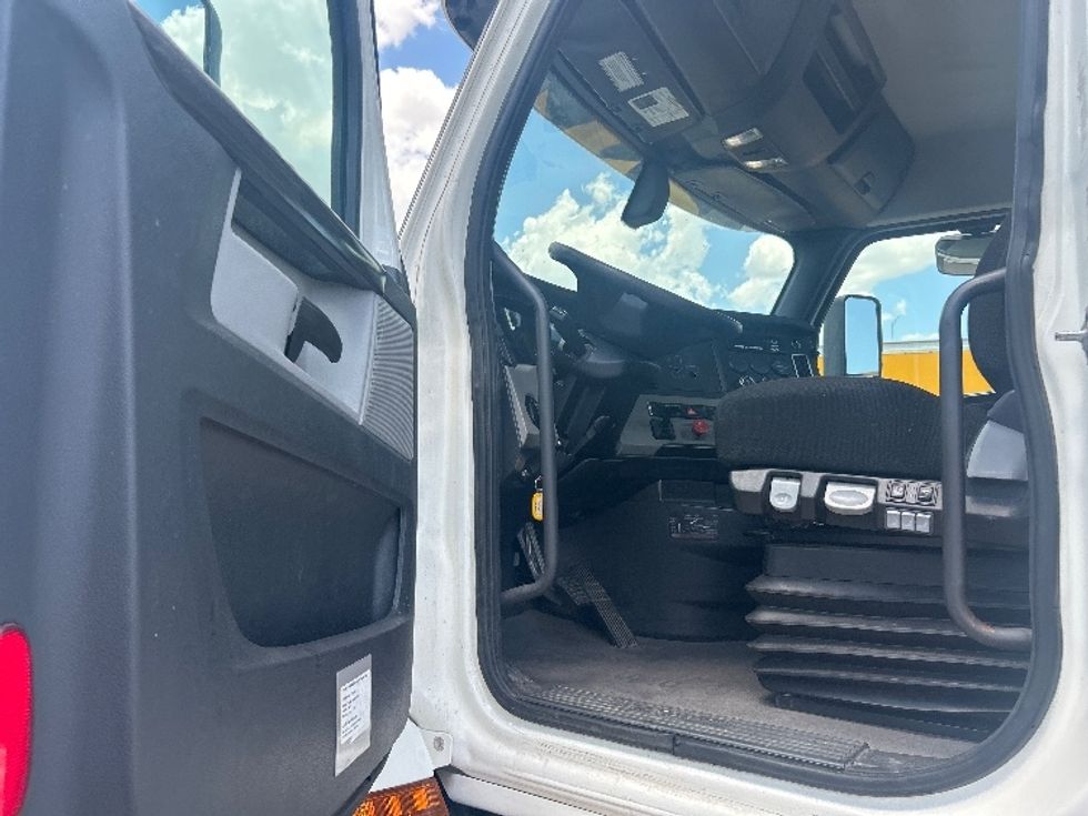 Day Cab Tractor-Heavy Duty Tractors-Freightliner-2020-T11664ST-Fort Worth-TX-554,211\n\t\tmiles-$ 38,500 - Image 9