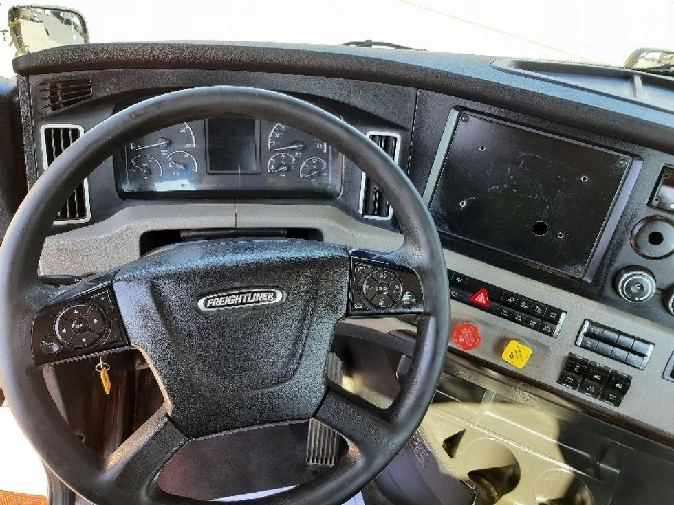 Day Cab Tractor-Heavy Duty Tractors-Freightliner-2020-T11664ST-Fort Worth-TX-640,632\n\t\tmiles-$ 29,250 - Image 11