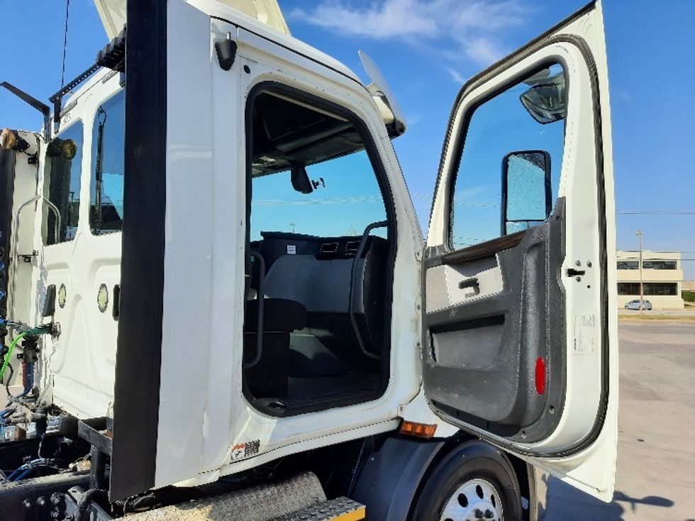 Day Cab Tractor-Heavy Duty Tractors-Freightliner-2020-T11664ST-Fort Worth-TX-640,632\n\t\tmiles-$ 29,250 - Image 12