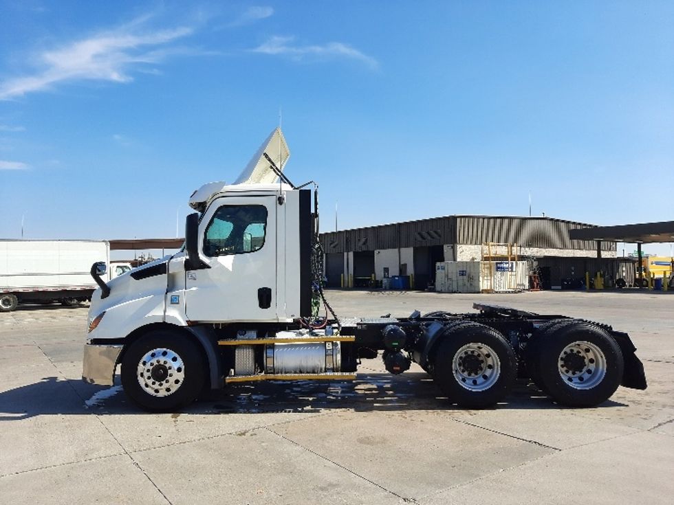 Day Cab Tractor-Heavy Duty Tractors-Freightliner-2020-T11664ST-Fort Worth-TX-640,632\n\t\tmiles-$ 29,250 - Image 4